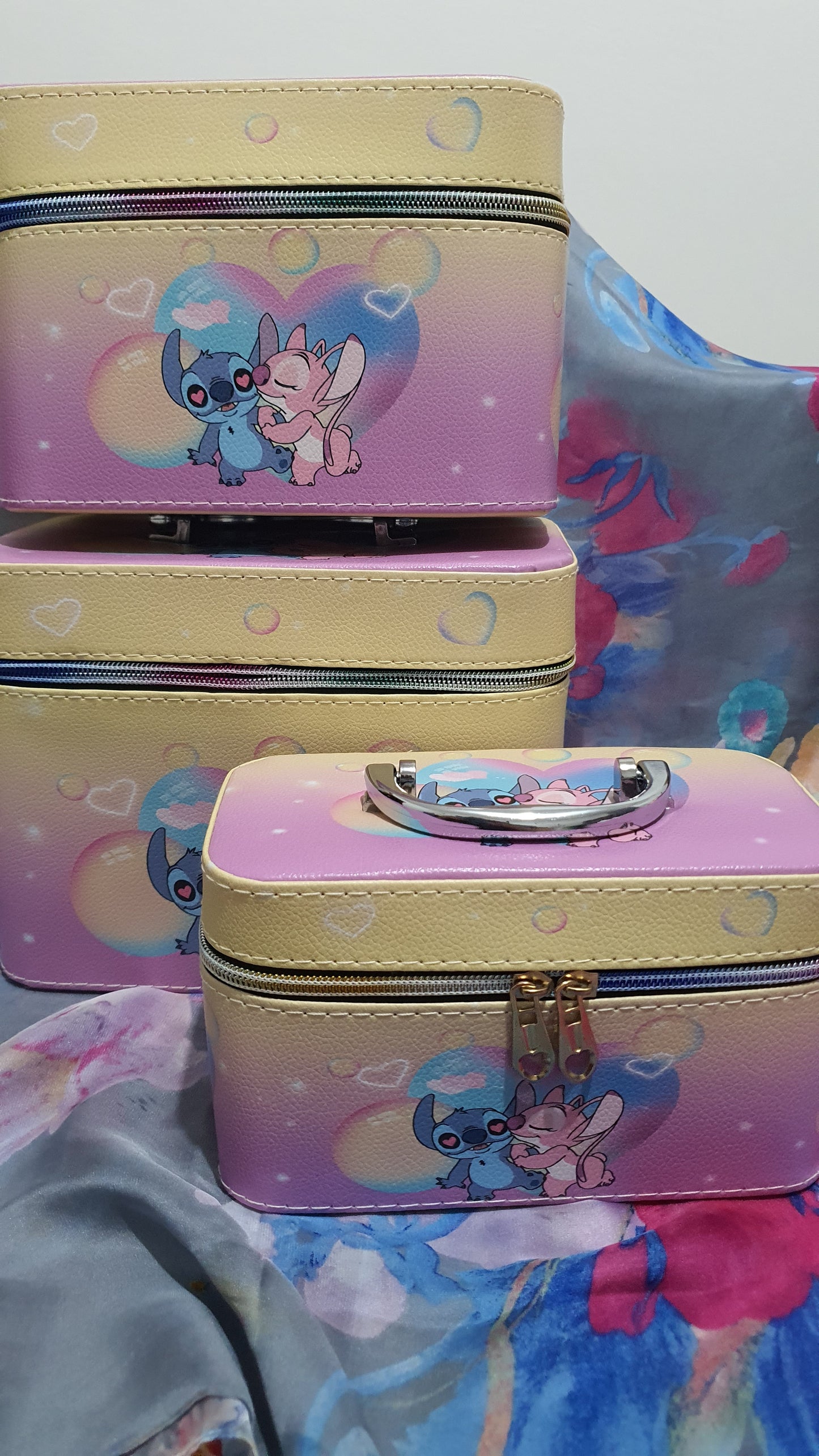 Tris beauty case di Stitch